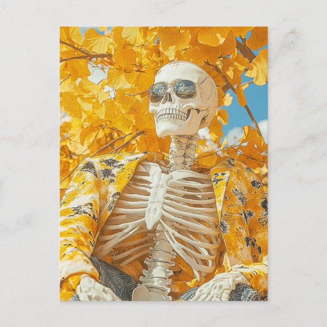 Skelett unter einem Herbstbaum Postkarte (Vorderseite)