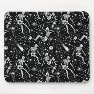 Skelette im Weltraumhintergrund Mousepad