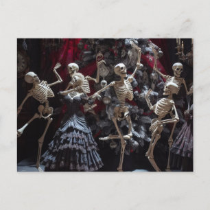 Skelette tanzen um den Weihnachtsbaum Postkarte