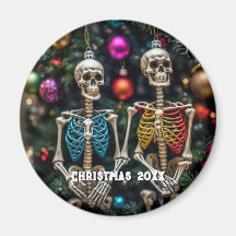 Skelette und farbenfrohe Ornamente Weihnachten