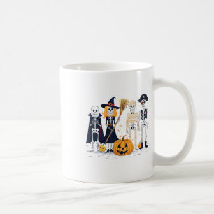Skelette und Freunde in Kostümen Herbstsaison Kaffeetasse