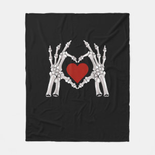 Skeletthandschuhe formen ein Herz mit rotem Herzen Fleecedecke