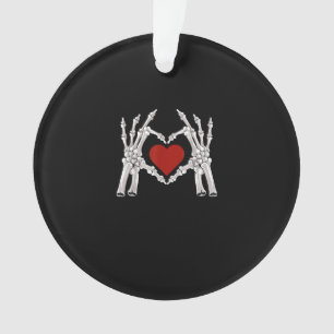 Skeletthandschuhe formen ein Herz mit rotem Herzen Ornament