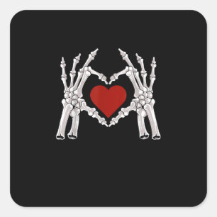 Skeletthandschuhe formen ein Herz mit rotem Herzen Quadratischer Aufkleber