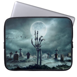 Skeletton Zombie Hand steigt aus einem Grab - H Laptopschutzhülle