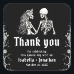 Skelettverheiratung mit schwarzem und weißem Gotik Quadratischer Aufkleber<br><div class="desc">Schwarz-Weiß-Gotisches Halloween-Skelett Hochzeitsticker 💀 Schwarz-Weiß-Gotik-Skelett Hochzeitssticker - Halloween Edition Siegel Ihre Liebe mit einer rückengekühlten Touch! 🕯️ 🖤 diese schwarz-weißgotischen Skelettketten mit Hochzeitsklebern sind mit einem romantischen Skelettpaar in einem Vintag inspirierten Design ausgestattet - perfekt für Halloween-Hochzeiten, gotische Zeremonien oder spukhafte Herbstfeiern. Die zeitlose Schwarz-Weiß-Palette verleiht Gefallen, Umschlägen, Begrüßungstaschen oder...</div>