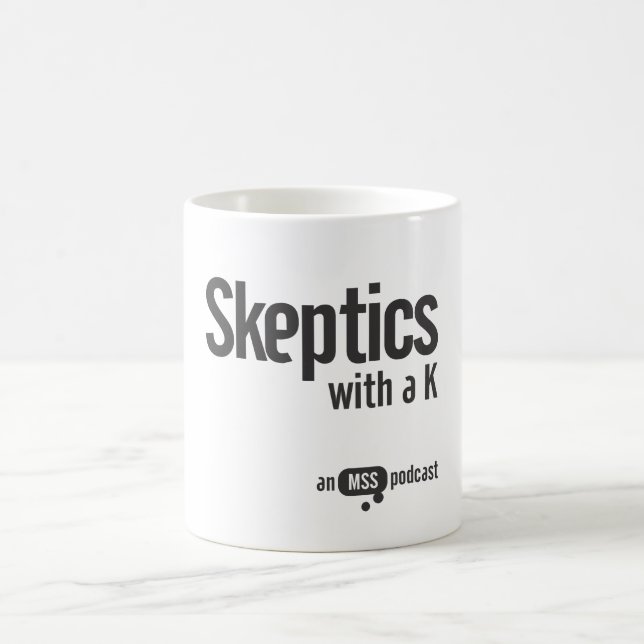 Skeptiker mit einer k-Tasse Kaffeetasse (Mittel)