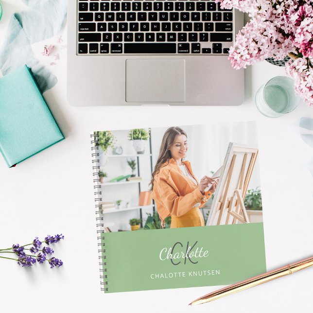 Sketchbook Foto Salbei grüne Monogramm Notizbuch (Von Creator hochgeladen)