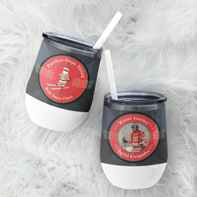 Ski avec bouteille d'eau Père Noël Claws (The front and back of a Santa Claws water bottle are lined up.)