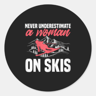 Ski fahren Frauen Lustiges Skifahren Unterschätze Runder Aufkleber