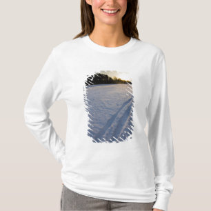 Ski-Spuren im Willowbrook Farm Preserve in T-Shirt