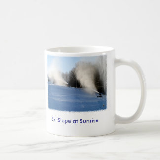 Ski-Steigung am Sonnenaufgang Kaffeetasse