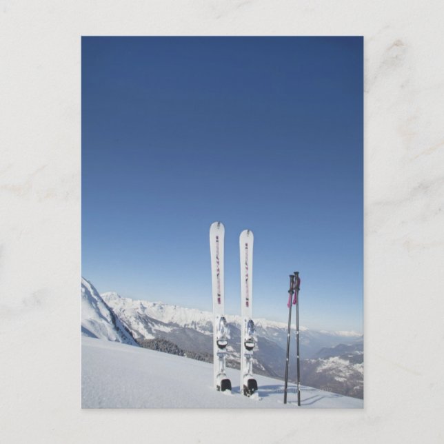 Ski und Skistöcke Postkarte (Vorderseite)