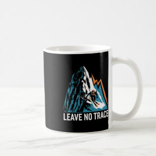Skibegeisterte auf den Alpen verlassen Kaffeetasse