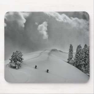 Skibergsteiger im Backcountry in frischem Pulversc Mousepad