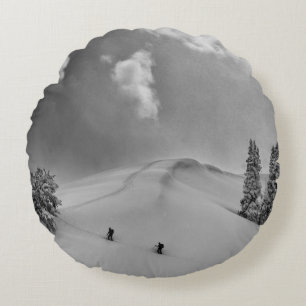Skibergsteiger im frischen Pulverschnee Rundes Kissen