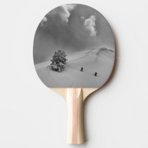 Skibergsteiger im frischen Pulverschnee Tischtennis Schläger