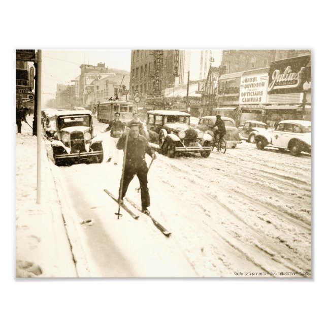 Skier auf der K Street Print Fotodruck (Vorne)