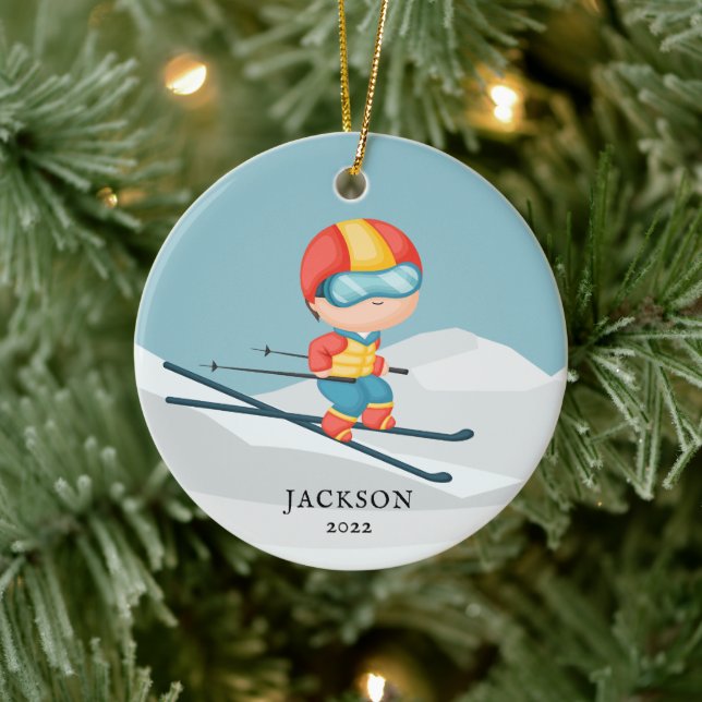 Skier Boy Personalisierte Weihnachtsfeier Keramik  Keramik Ornament (Baum)