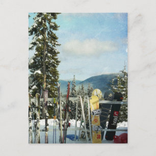 Skier und Snowboards auf der Bergspitze Postkarte