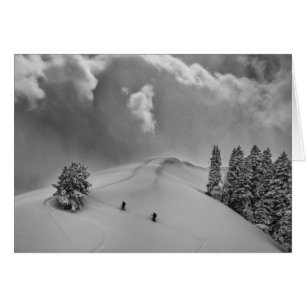 Skieurs de randonnée dans la poudreuse
