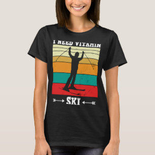 Skifahren braucht Vitamin Ski Wintersport Schnee T-Shirt