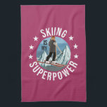 Skifahren ist meine Supermacht Geschirrtuch<br><div class="desc">Funny Winter Ski Sport Illustration, zeigt Berggrafik und eine Frau auf Ski, und das Sprichwort: Ski ist meine Supermacht und kleine Sterne. Dies ist das ideale Geschenk für alle, die Ski fahren, Berge und Wintersport Lieben.</div>