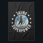 Skifahren ist meine Supermacht Geschirrtuch<br><div class="desc">Funny Winter Ski Sport Illustration, zeigt Berggrafik und eine Frau auf Ski, und das Sprichwort: Ski ist meine Supermacht und kleine Sterne. Dies ist das ideale Geschenk für alle, die Ski fahren, Berge und Wintersport Lieben.</div>