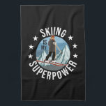 Skifahren ist meine Supermacht Geschirrtuch<br><div class="desc">Funny Winter Ski Sport Illustration,  zeigt Berggrafik und eine Frau auf Ski,  und das Sprichwort: Ski ist meine Supermacht und kleine Sterne. Dies ist das ideale Geschenk für alle,  die Ski fahren,  Berge und Wintersport Lieben.</div>