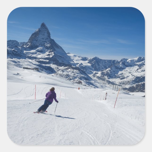 Skifahren mit Matterhorn in Zermatt, Schweiz Quadratischer Aufkleber (Vorderseite)