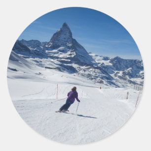 Skifahren mit Matterhorn in Zermatt, Schweiz Runder Aufkleber