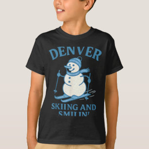 Skifahren und lächelnder Schneemann in Denver Colo T-Shirt