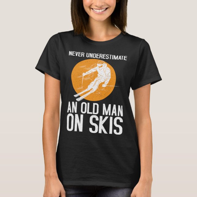 Skifahren unterschätzt nie einen alten Skiern T-Shirt (Vorderseite)
