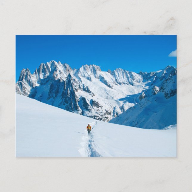 Skifahrer auf dem Snowy Mountain Vista Postkarte (Vorderseite)