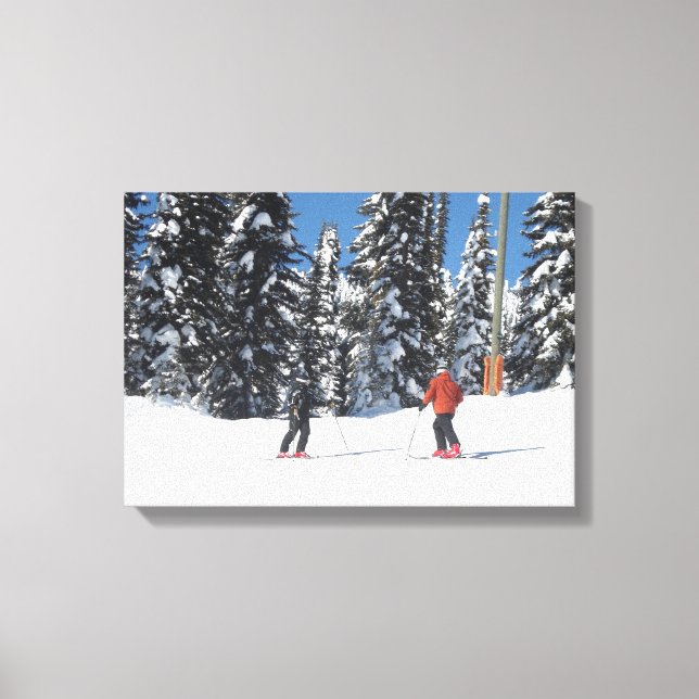 Skifahrer auf einem Berg mit schneebedeckten Bäume Leinwanddruck (Vorderseite)