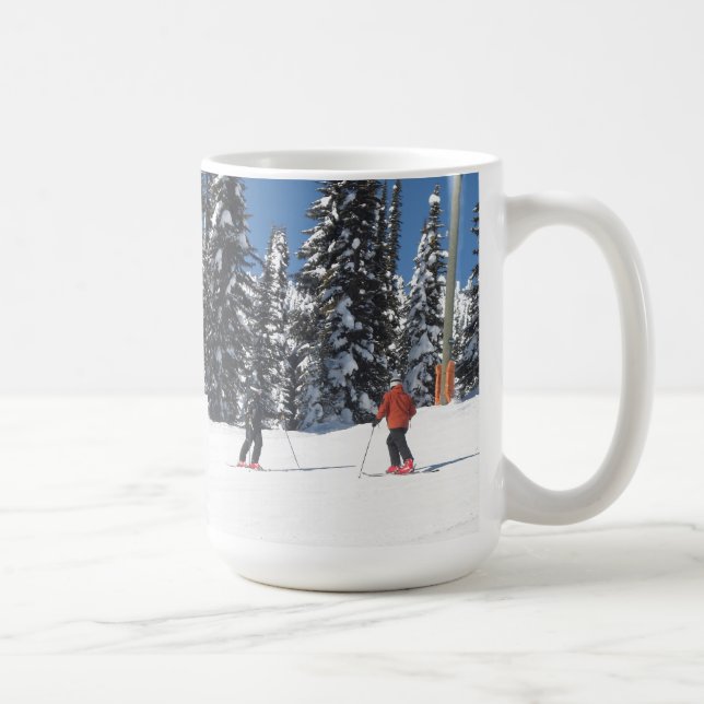 Skifahrer auf einer schneesicheren Piste Kaffeetasse (Rechts)
