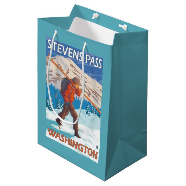 Skifahrer-tragende Schnee-Skis - Mittlere Geschenktüte (Vorderseite Schrägansicht)