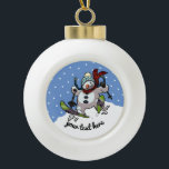 Skiing Snowman in Wooly Weihnachtshut Cartoon Keramik Kugel-Ornament<br><div class="desc">Eine runde Weihnachtsbaumdekoration oder Baule,  mit einem Cartoon eines überbegeisterten Schneemanns mit Karottennase und Kohleaugen,  der durch den Schnee auf den Skiern schimmert,  in Wollhut und Tartanschal. Ein optimistisches Bild für Weihnachten. Ändern Sie den Standardtext in Ihre bevorzugte Nachricht oder Beschriftung.</div>