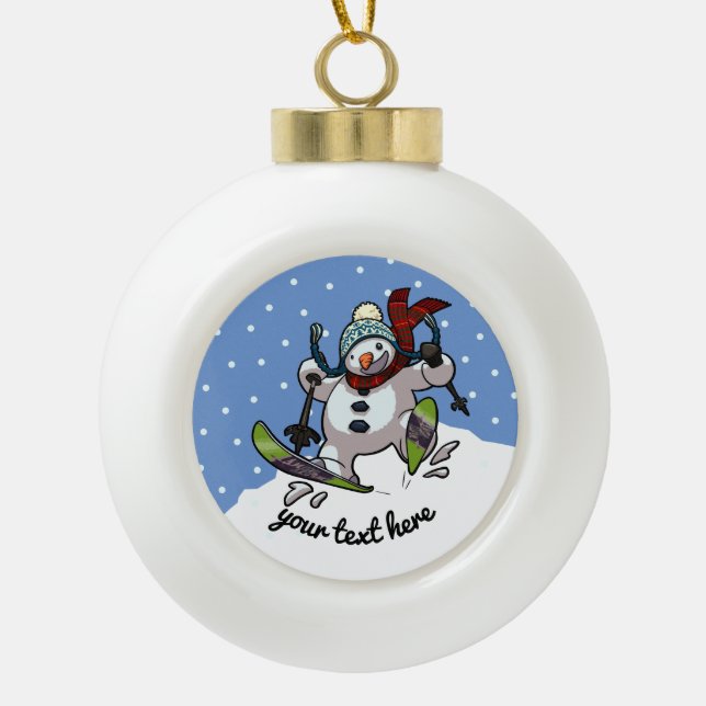 Skiing Snowman in Wooly Weihnachtshut Cartoon Keramik Kugel-Ornament (Vorderseite)
