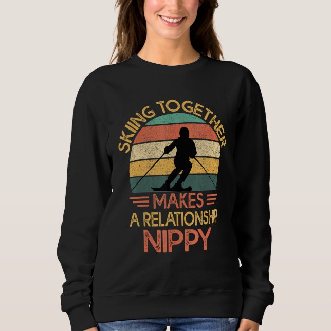 Skiing Together Makes A Relationship Nippy  Ski Co Sweatshirt (Vorderseite)