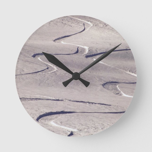 Skiing Tracks Runde Wanduhr (Vorderseite)