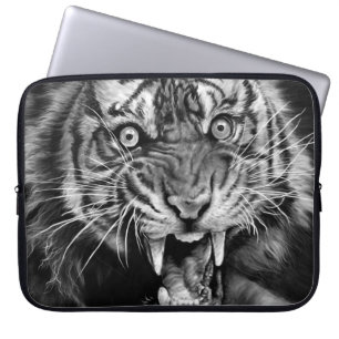 Skizze eines wilden Tigers in schwarz und weiß, we Laptopschutzhülle