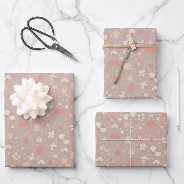 Skizzierte Blumen auf Hellbraun Geschenkpapier Set (Vorderseite)