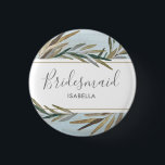 Skript-Aquarell-rustikale hölzerne Button<br><div class="desc">Ein schöner Knopf für Ihre Brautjungfer, die "Brautjungfer" in einem Skript-Schriftart und in ihrem Namen unter ganz gerahmtem durch einen handgemalten Watercolor botanisch und Set gegen einen verwitterten hölzernen blauen Hintergrund kennzeichnet. Ändern Sie leicht "Brautjungfer" zur Trauzeugin, zur Mutter der Braut, zum Bräutigam, zu etc., die mit einem rustikalen Chicgefühl...</div>
