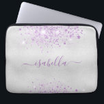 Skript für den lila Glitzer Laptopschutzhülle<br><div class="desc">Ein klassisches Imitat mit silberfarbenem Hintergrund. Dekoriert mit lila Glitzer Staub. Personalisieren Sie Ihren Namen und fügen Sie ihn hinzu. Der Name wird mit einem modernen handgeschriebenen Stilskript mit Swashes geschrieben. Um die Swashes behalten,  löschen Sie nur den Beispielnamen,  verlass die Leerzeichen oder Emoji's vor und nach dem Namen.</div>