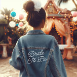 Skriptbrücke zu sein jeansjacke<br><div class="desc">Niedliches und lässiges Outfit für die Braut, mit der Möglichkeit, den gewollt Text in einem hübschen Handskript-Schriftart hinzuzufügen. Ideal für Hochzeitsfeiern und Junggeselinnen-Abschiede</div>