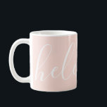 Skriptname Chi personalisierte Mug-Pastel-Pfirsich Kaffeetasse<br><div class="desc">Pastellrosa/pfirsichfarbene Tasse mit einem individuelle Name in einem modernen,  eleganten Drehbuch-Schriftart. Wunderbar als Geburtstag,  Hauswärme oder Brautmagazin.</div>