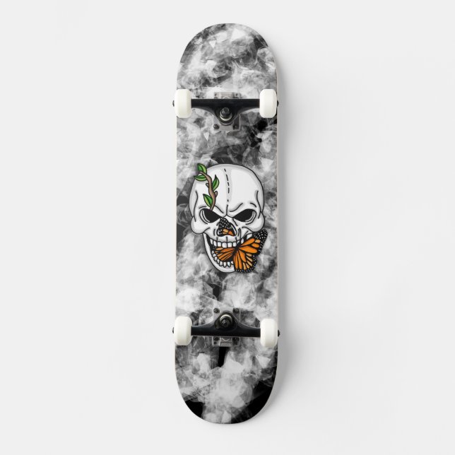 Skull and Monarch Butterfly Digitale Kunst   Skateboard (Vorderseite)