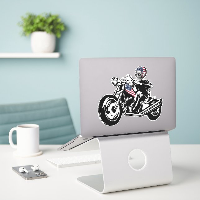 Skull-Biker mit amerikanischer Flagge Aufkleber (Laptop auf Schreibtisch)