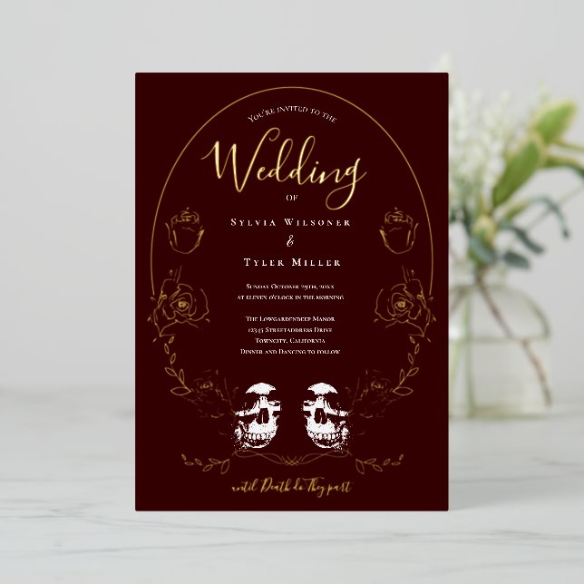 Skull Floral Burgundy Gothic Wedding Folieneinladung (Stehend vorne)